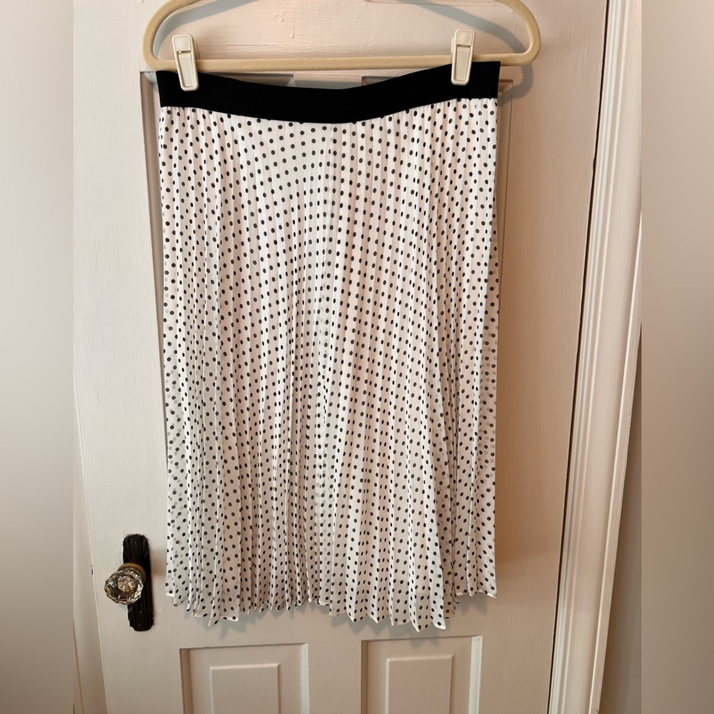 Polka dot, lined softly pleated fully lined skirt by Soprano. Size Medium